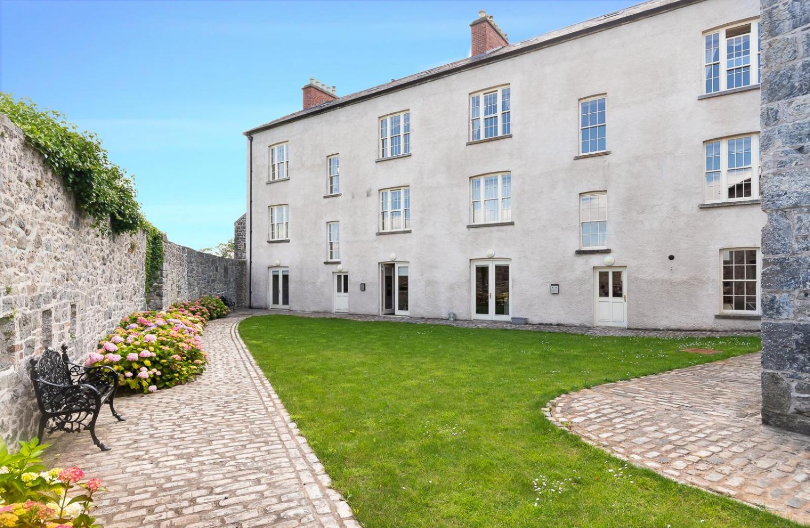 8 Bedroomed House Steeped In History Droíchead an Chláir Zewnętrze zdjęcie