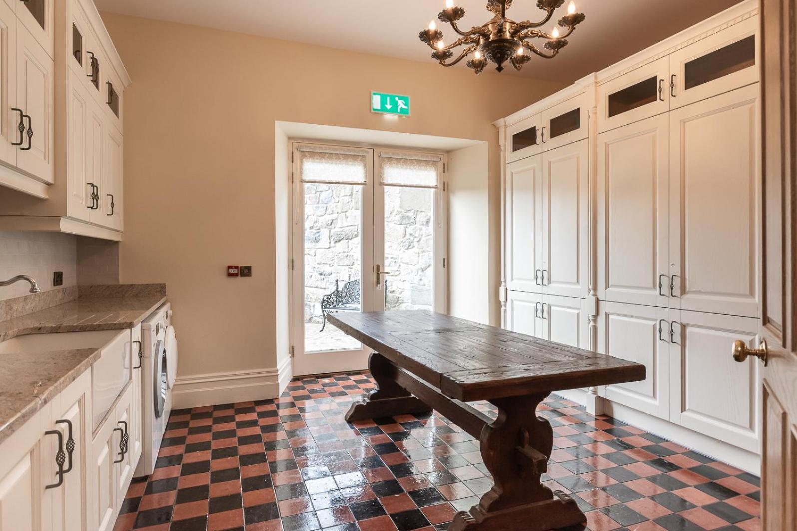 8 Bedroomed House Steeped In History Droíchead an Chláir Zewnętrze zdjęcie